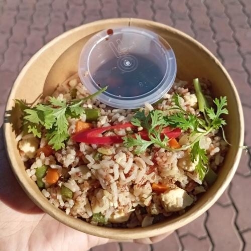 Cơm gạo lức trộn ức gà