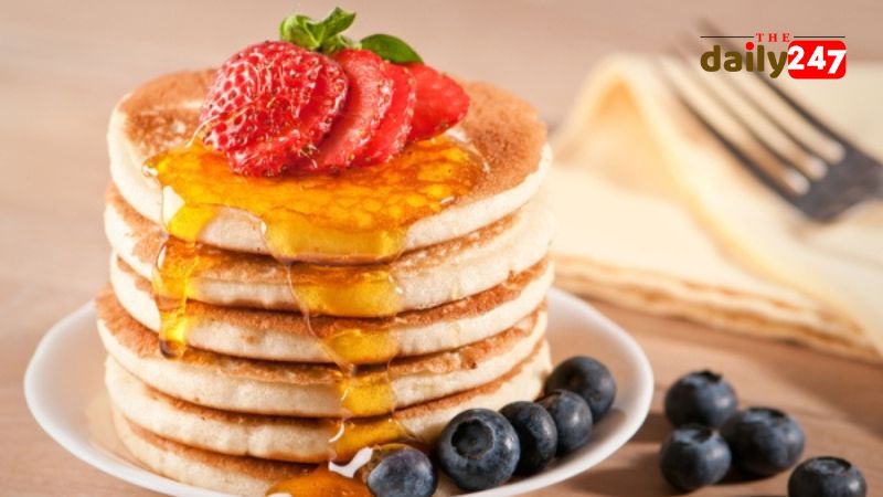 Cách Làm Bánh Pancake Ngọt Ngào Kết Hợp Trái Cây và Mật Ong ăn sáng siêu nhanh chóng