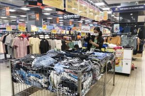 Người tiêu dùng TP Hồ Chí Minh ưu tiên mua sắm những sản phẩm giảm giá, khuyến mãi