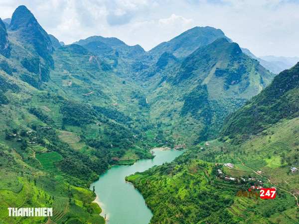 Sông Nho Quế chảy vào Việt Nam từ địa phận thôn Séo Lủng, xã Lũng Cú, Đồng Văn