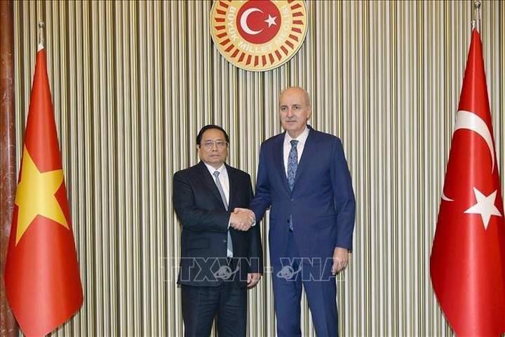 Thủ tướng Phạm Minh Chính với Chủ tịch Quốc hội Thổ Nhĩ Kỳ Numan Kurtulmus